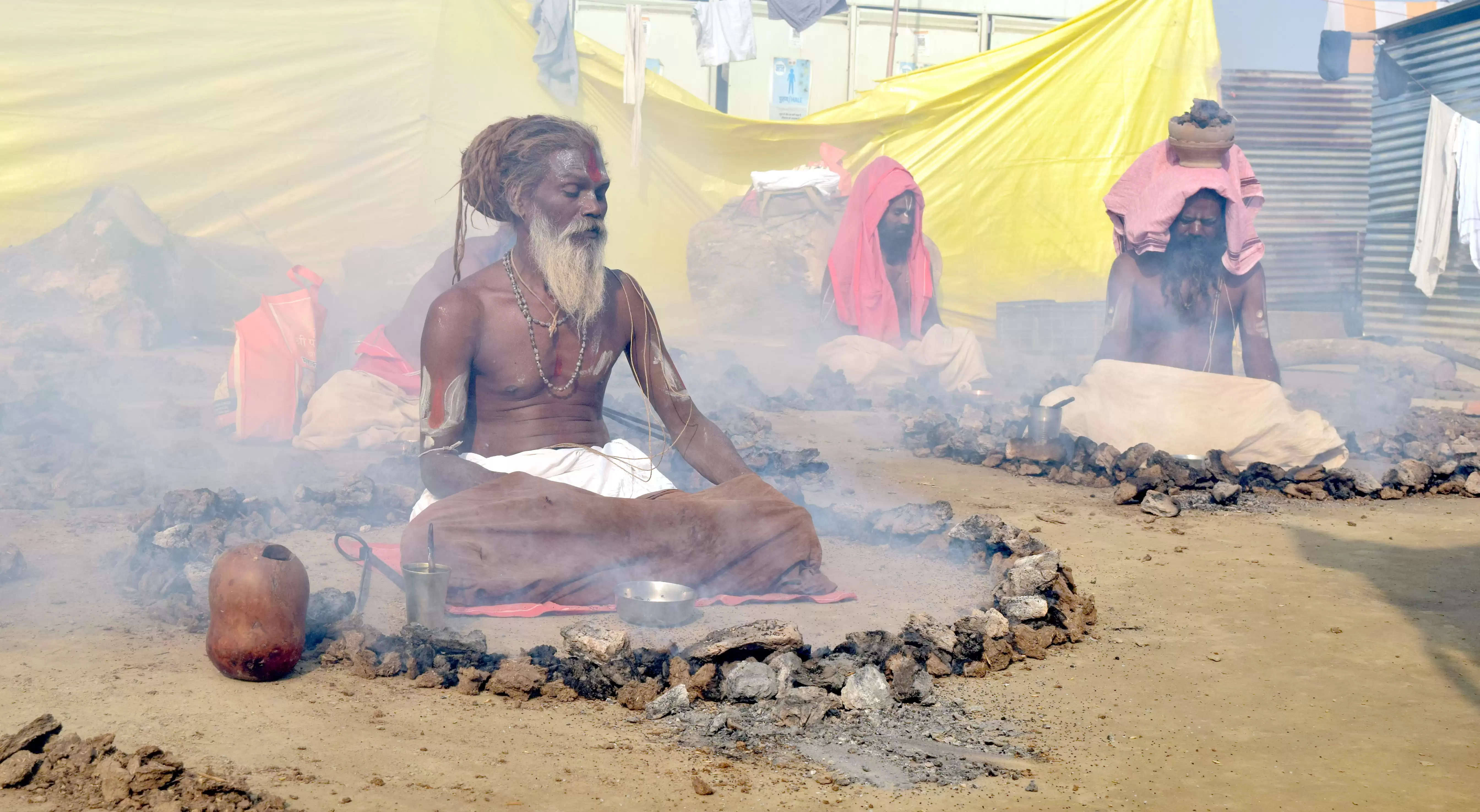 महाकुम्भ में मेला क्षेत्र में बने त्यागियों के पण्डाल में धूनि पूजा करते सन्त 