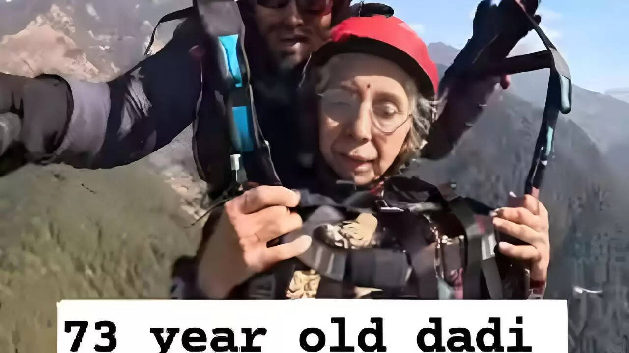 73 वर्षीय दादी का पैराग्लाइडिंग वीडियो बना वायरल, लोगों ने की तारीफ