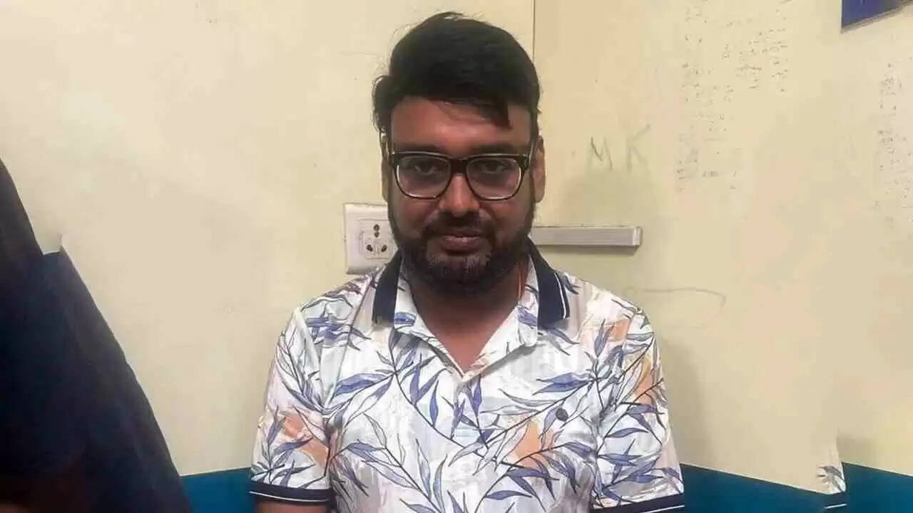 पुणे पुलिस ने NCP नेता के दामाद पर न्यूड तस्वीरें लेने का आरोप लगाया