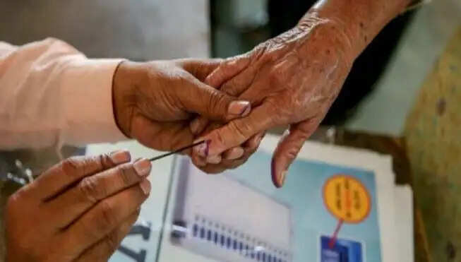 पश्चिम बंगाल विधानसभा चुनाव: पहले चरण में हिंसा और ईवीएम में खराबी की घटनाएं