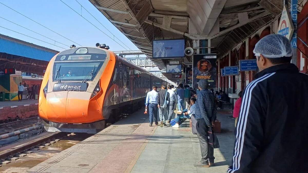 वंदे भारत एक्सप्रेस में बढ़ी वेटिंग टिकट की संख्या, रेलवे ने अतिरिक्त कोच लगाने का किया निर्णय