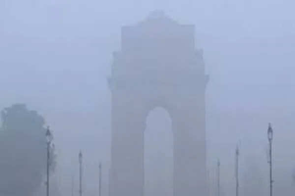 दिल्ली-एनसीआर में प्रदूषण और कोहरे की गंभीर स्थिति, AQI 450 के पार