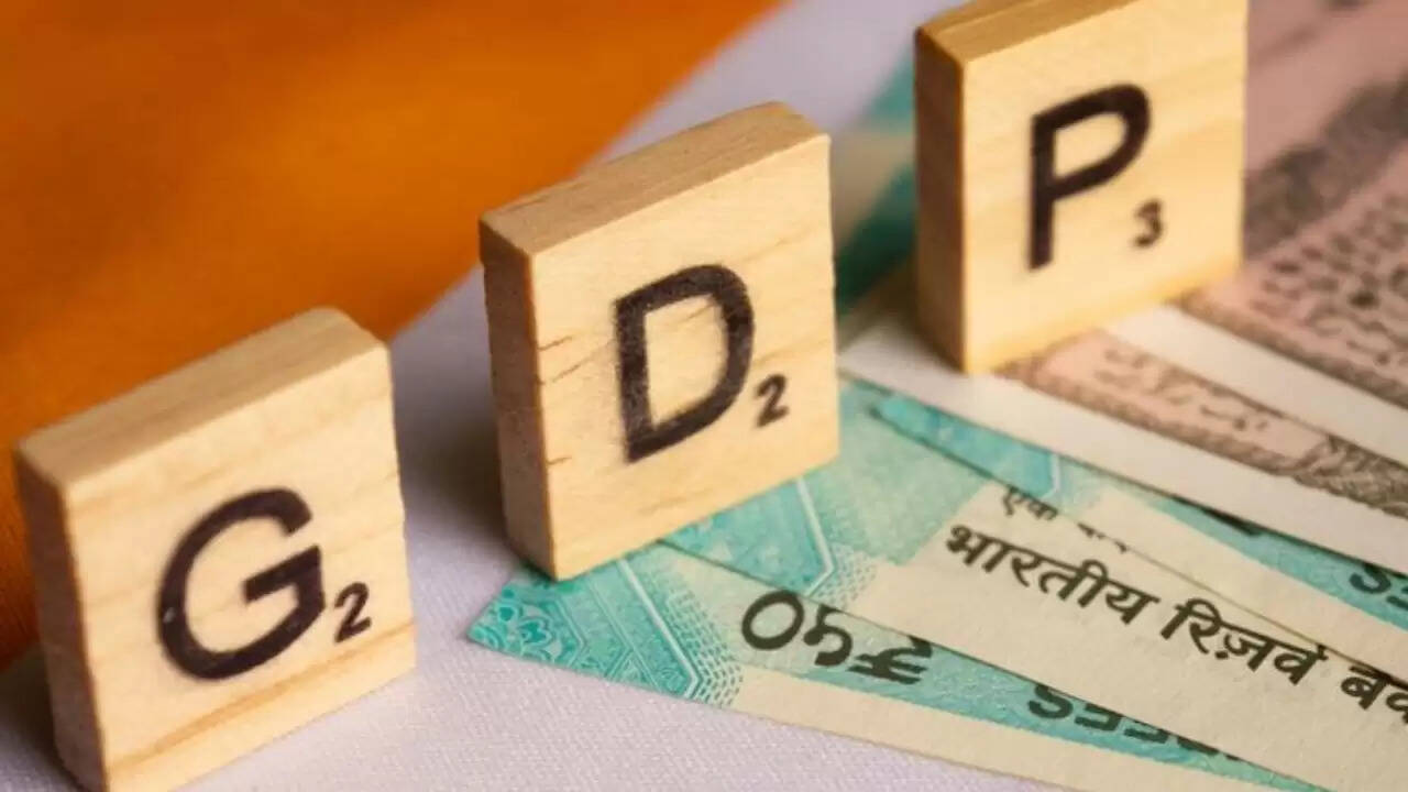 भारत की जीडीपी वृद्धि का अनुमान: फिच ने बढ़ाया 6.9% तक