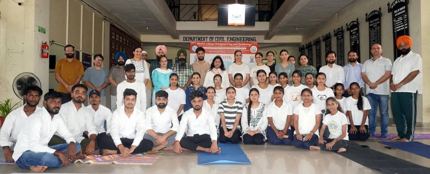 खालसा कॉलेज में अंतरराष्ट्रीय योग दिवस का आयोजन