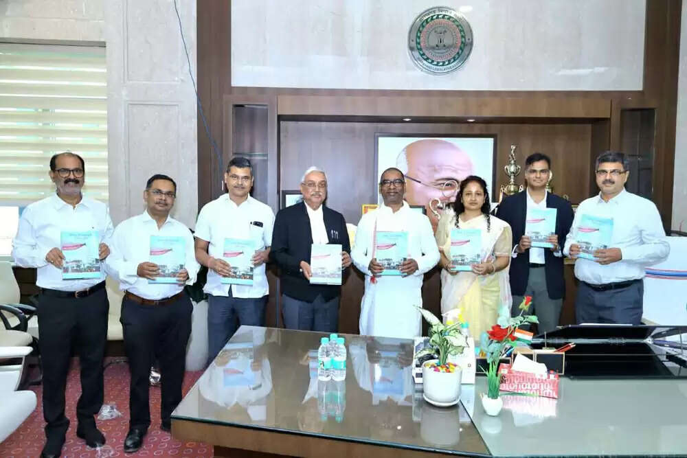 हेमन्त सोरेन ने 'बाबा बैद्यनाथ ज्योतिर्लिंग देवघर' पुस्तक का किया लोकार्पण