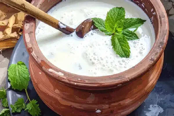 गर्मियों में छाछ के सेवन के लाभ और सही तरीके