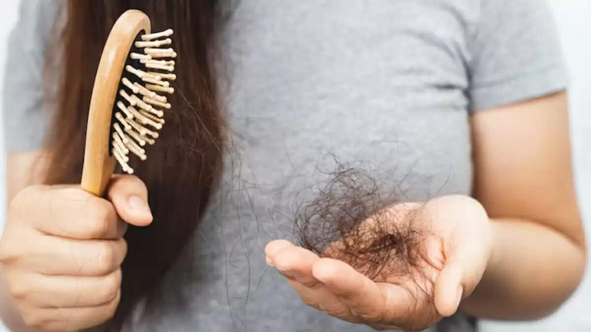 बालों के झड़ने की समस्या: मानसून में नियंत्रण के उपाय