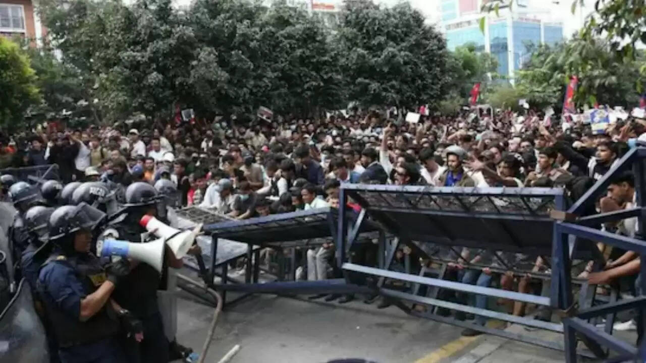 नेपाल में युवा प्रदर्शनकारियों का उग्र विरोध: सोशल मीडिया बैन के खिलाफ सड़कों पर उतरे लोग