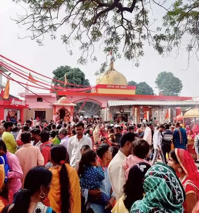 अरेराज में महाशिवरात्रि पर उमड़ा श्रद्धालुओ का सैलाब