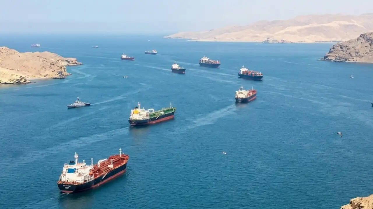 Strait of Hormuz: अमेरिका का दावा, लेकिन क्या समुद्री व्यापार सामान्य होगा?