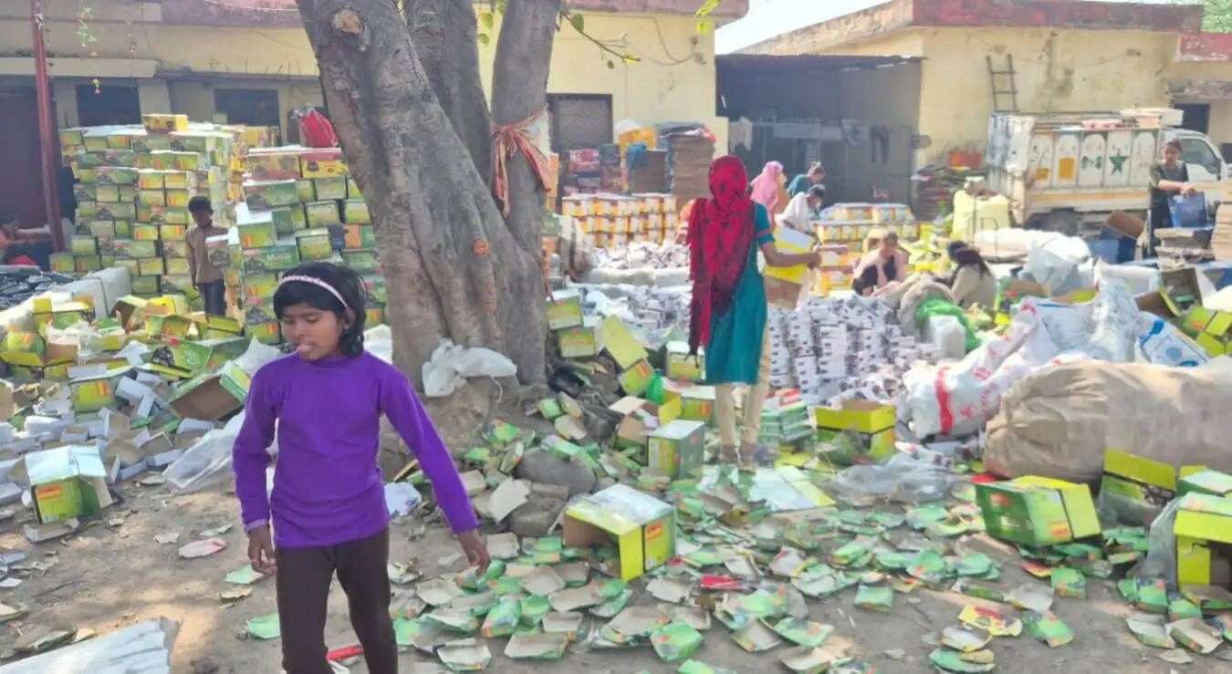 रमजान में खजूर की बिक्री में धांधली: सस्ते खजूर को महंगे पैकेज में बेचा जा रहा है