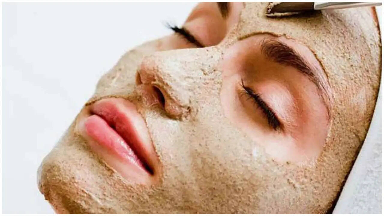 होली के दौरान त्वचा की देखभाल के लिए आवश्यक टिप्स