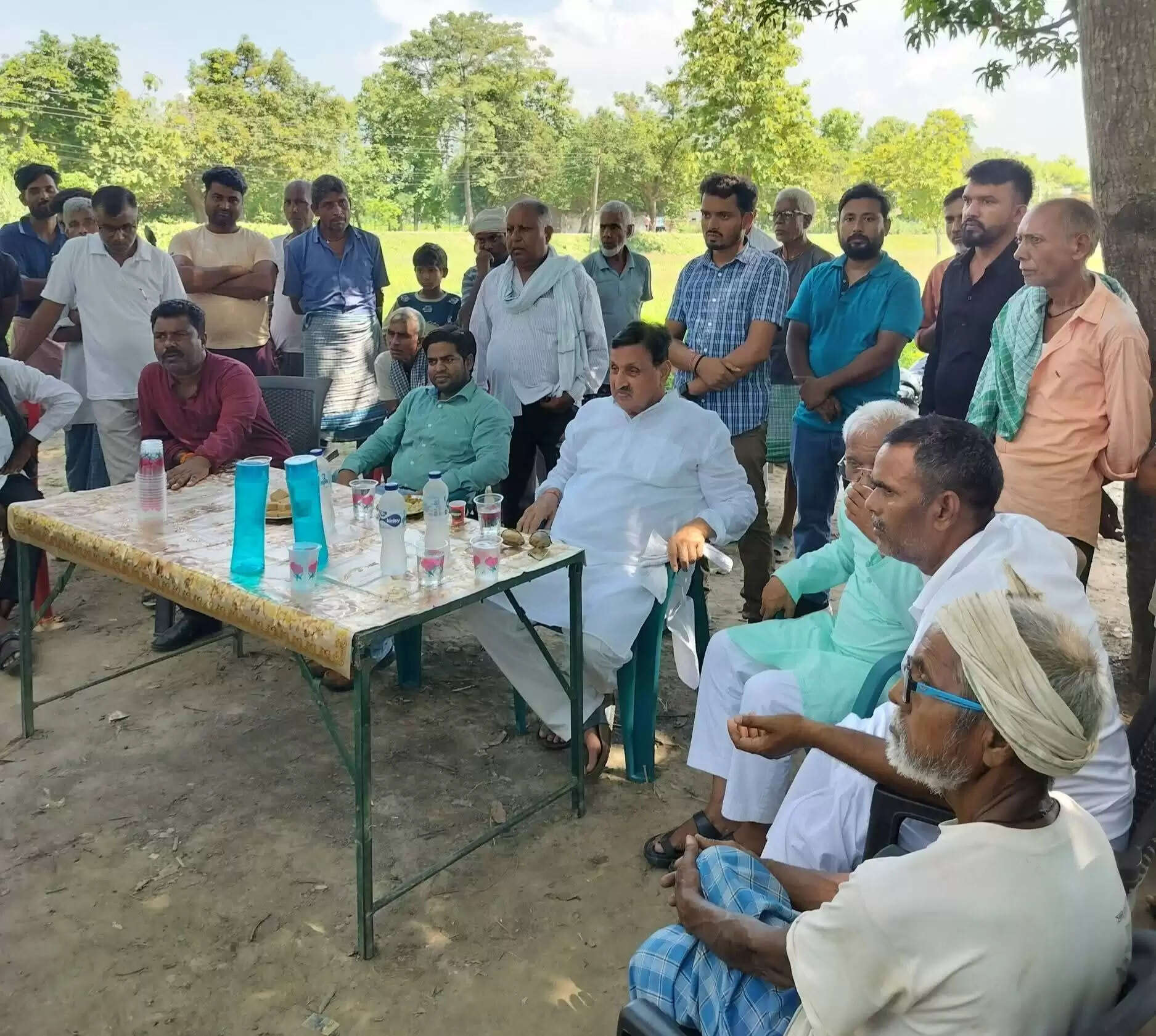 पूर्व मंत्री अमरमणि त्रिपाठी ने झिंगटी में ग्रामीणों की समस्याएं सुनीं