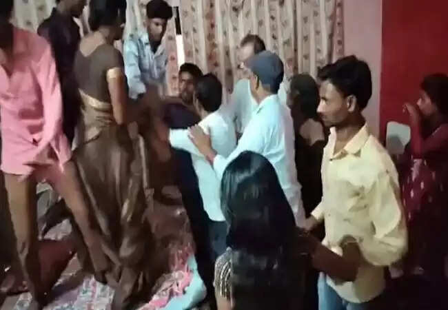 पति द्वारा समोसा न लाने पर पत्नी ने बुलाए मायके वाले, हुई मारपीट