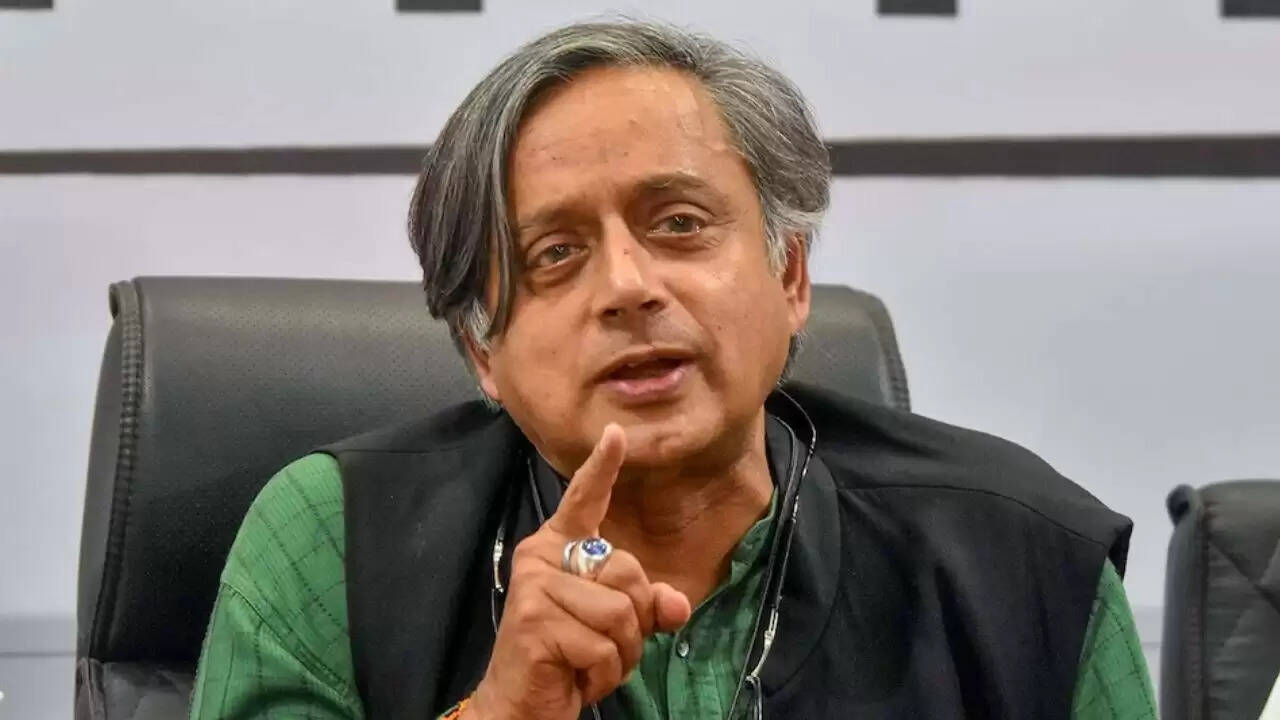 शशि थरूर ने सुप्रीम कोर्ट की टिप्पणी का किया स्वागत, कहा- फिजूल के मामलों से बर्बाद हो रहा न्यायिक समय