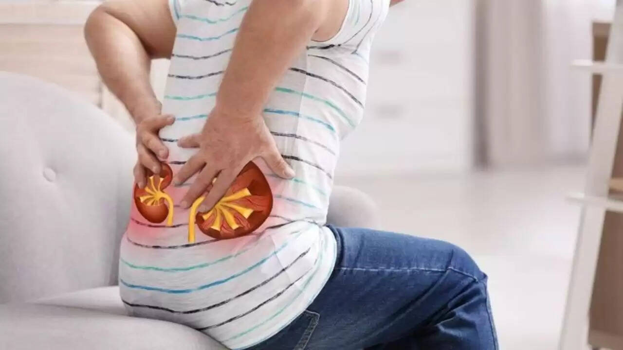 किडनी खराबी के संकेत: पैरों में सूजन और त्वचा के रंग में बदलाव
