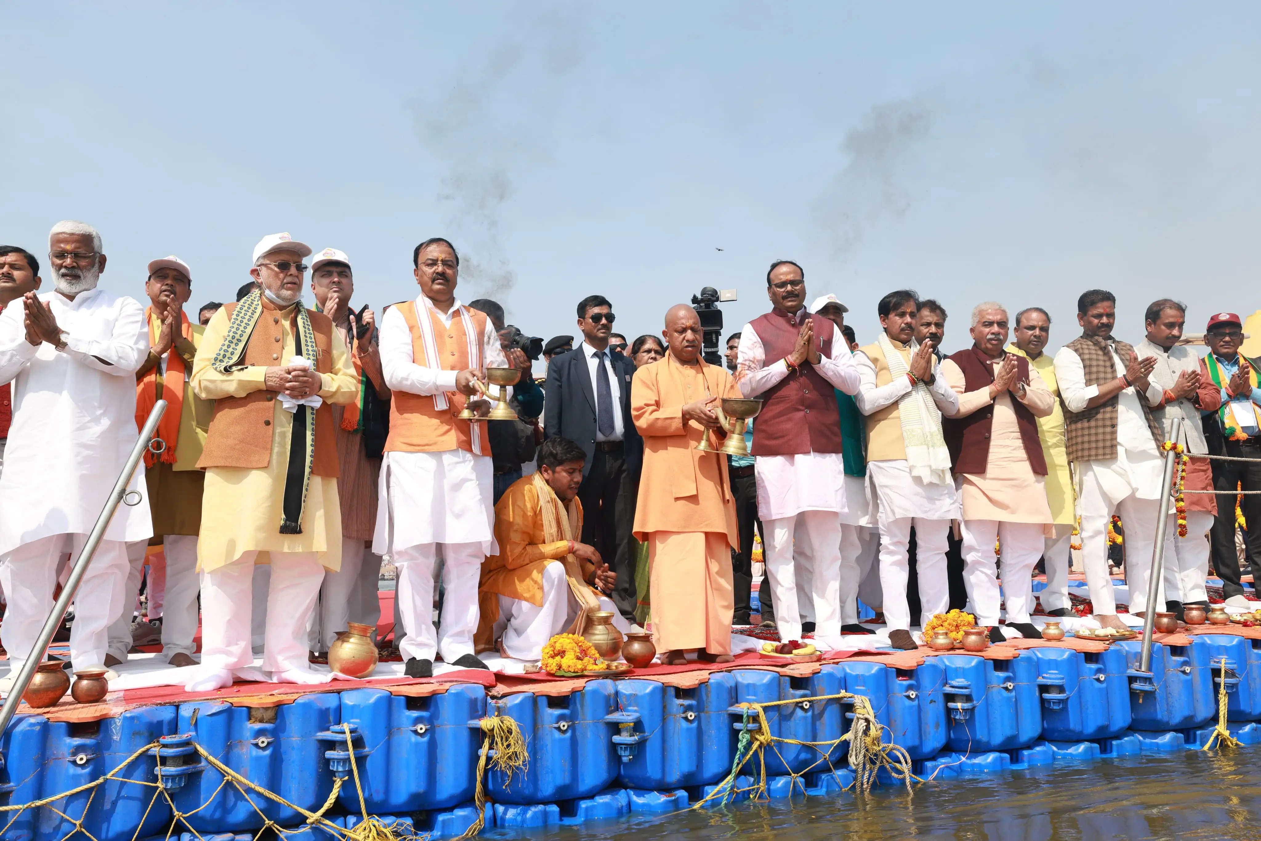 संगम तट पर स्नान के बाद मंत्रियों के साथ मां गंगा की आरती करते मुख्यमंत्री योगी आदित्यनाथ