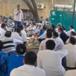 स्वास्थ्य कर्मचारियों ने अपनी मांगों के लिए धरना दिया