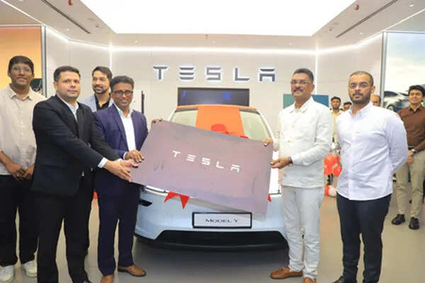 भारत में टेस्ला कार की पहली डिलीवरी: परिवहन मंत्री ने खरीदी इलेक्ट्रिक वाहन