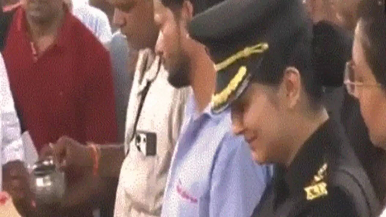 जयपुर में शहीद लेफ्टिनेंट कर्नल राजवीर सिंह चौहान को अंतिम विदाई: पत्नी दीपिका की भावुकता ने छुआ सबका दिल