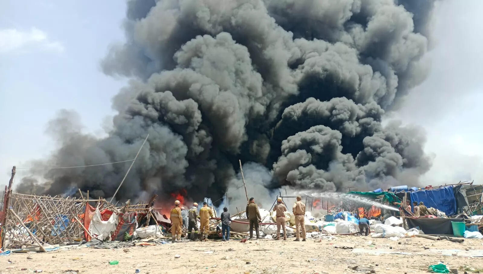 गाजियाबाद में भीषण आग: सैकड़ों झुग्गियां जलकर खाक, लापता बच्चों की आशंका