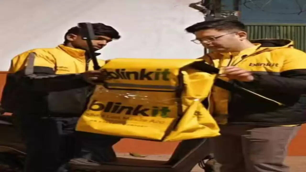 राघव चड्ढा बने Blinkit के डिलीवरी पार्टनर, गिग वर्कर्स के समर्थन में उतरे