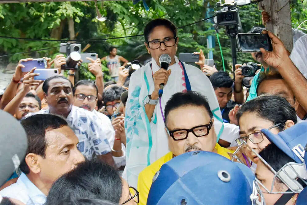 पश्चिम बंगाल में ममता बनर्जी की पार्टी को झटका, 60 विधायक अलग हुए