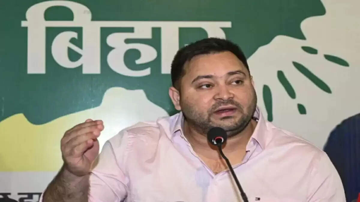 तेजस्वी यादव को चुनाव आयोग का नोटिस, वोटर लिस्ट में नाम न होने का कारण मांगा