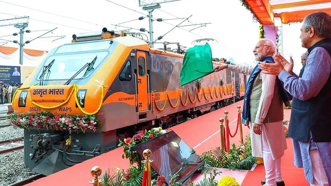 प्रधानमंत्री मोदी ने वाराणसी से शुरू की नई अमृत भारत एक्सप्रेस, धार्मिक पर्यटन को मिलेगा बढ़ावा