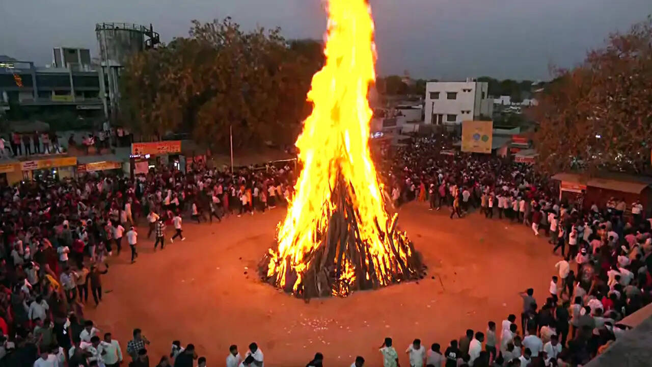 होलिका दहन पर मान्यताएं: जानें किन्हें नहीं देखना चाहिए अग्नि