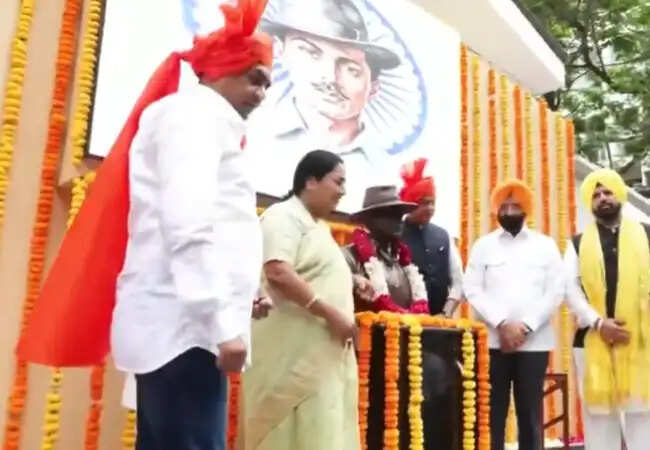 दिल्ली में शहीदी दिवस पर सरदार भगत सिंह की प्रतिमा का अनावरण
