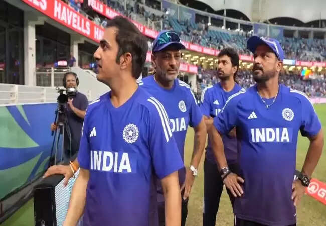 भारत-पाकिस्तान मैच के बाद हाथ मिलाने का विवाद: गौतम गंभीर की अनोखी रणनीति