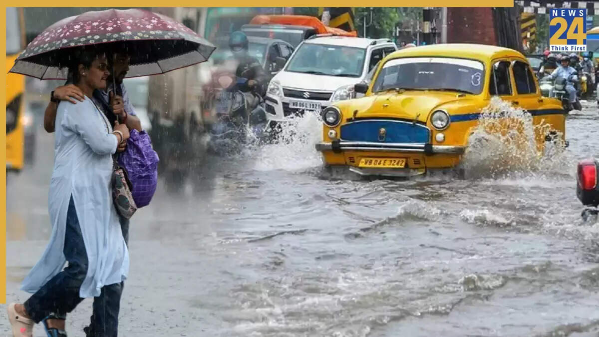 कोलकाता में मूसलधार बारिश से जनजीवन प्रभावित, ट्रैफिक जाम की स्थिति