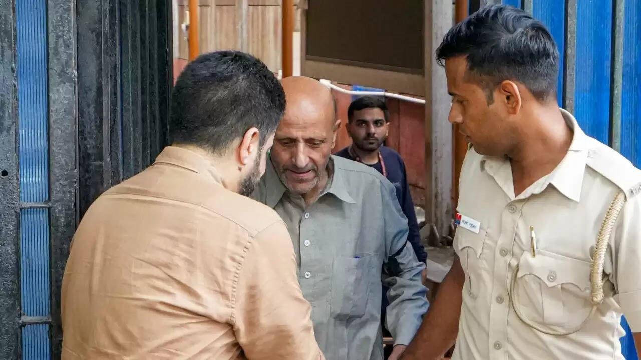 तिहाड़ जेल में इंजीनियर राशिद पर किन्नर कैदियों का हमला, AIP ने की स्वतंत्र जांच की मांग