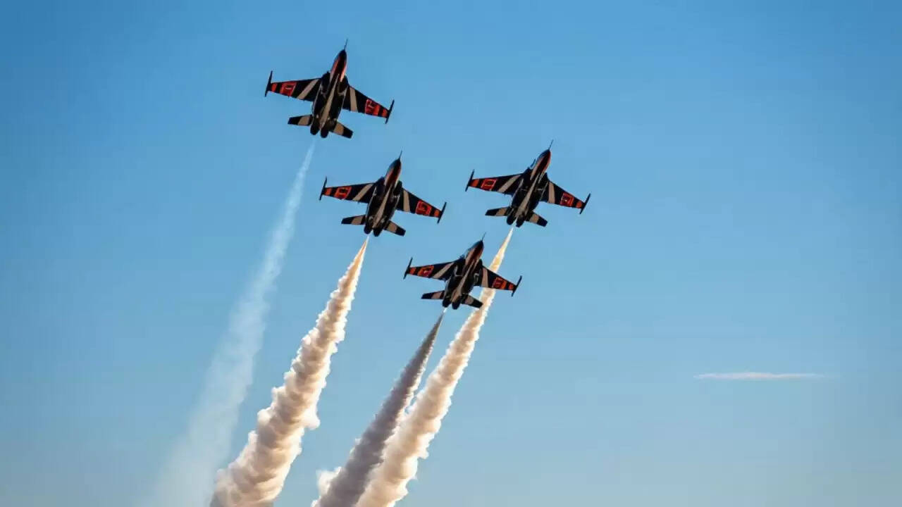 दुबई एयर शो 2025: भारतीय तेजस विमान की दुर्घटना और वैश्विक एयरोस्पेस की झलक