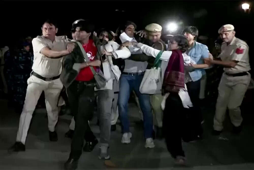 दिल्ली में प्रदूषण के खिलाफ लोगों का प्रदर्शन: साफ हवा की मांग