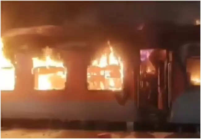 आंध्र प्रदेश में ट्रेन में आग लगने से एक यात्री की मौत