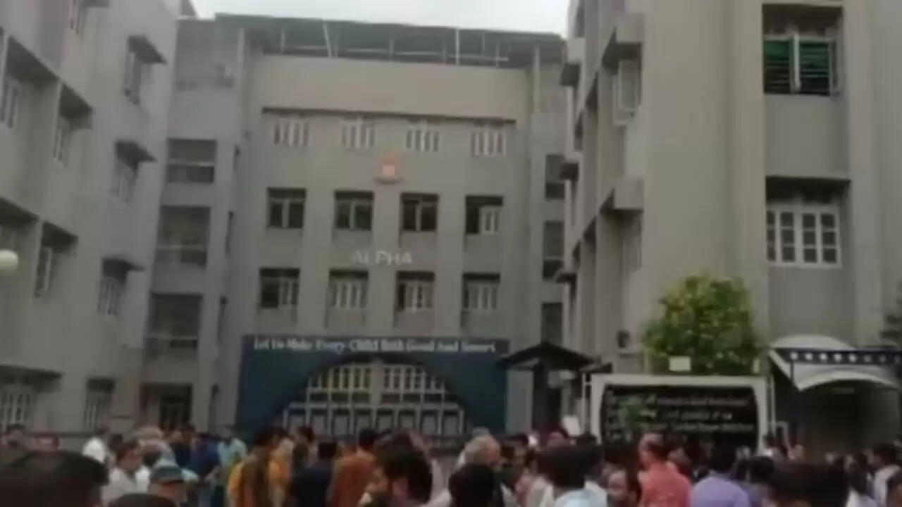 अहमदाबाद स्कूल में चाकूबाजी: वायरल चैट से भड़की हिंसा और प्रदर्शन