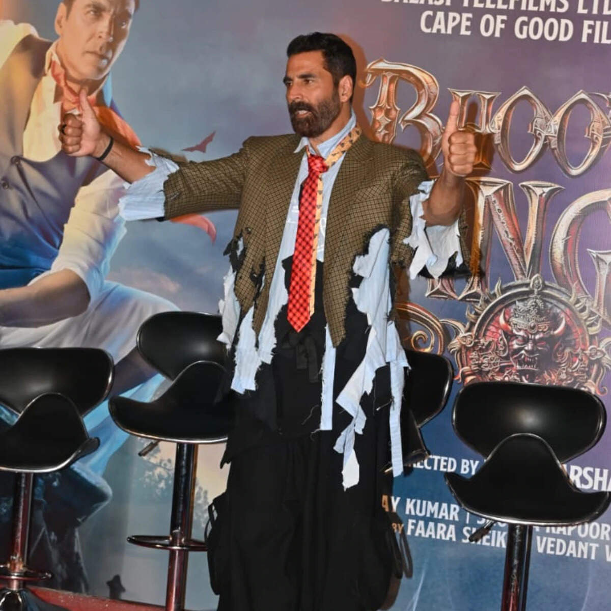 अक्षय कुमार का अनोखा फैशन स्टेटमेंट: 'भूत बंगला' ट्रेलर लॉन्च पर चर्चा का विषय