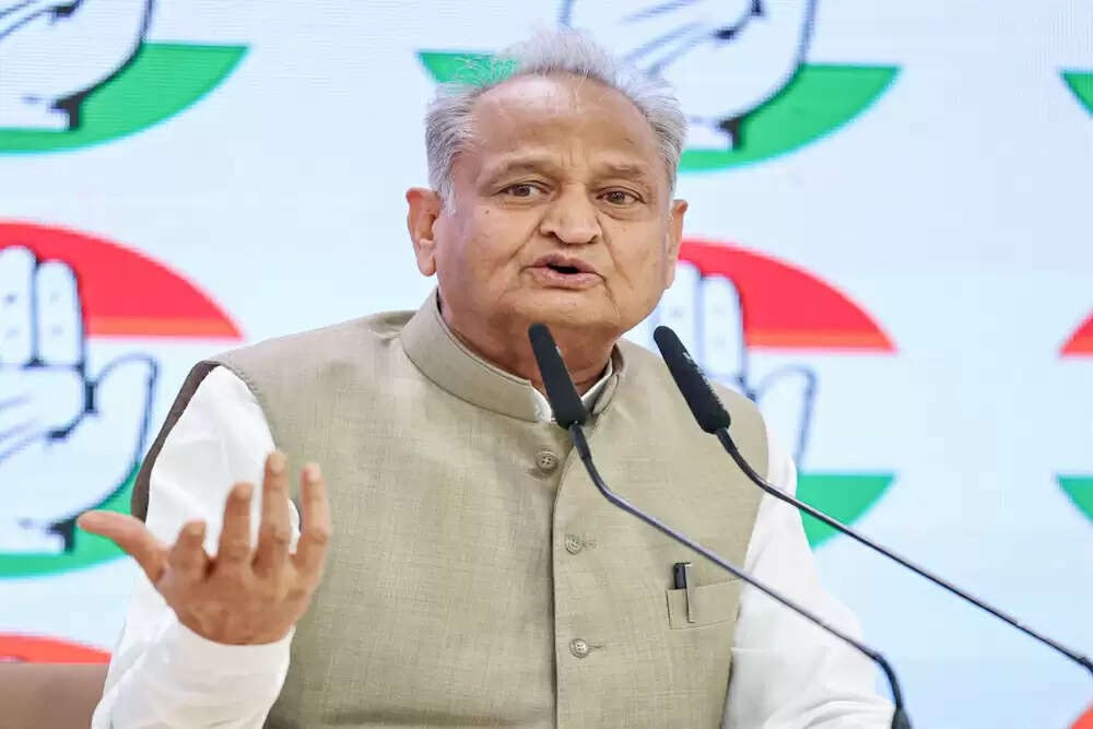 कांग्रेस ने धनखड़ के इस्तीफे पर उठाए गंभीर सवाल