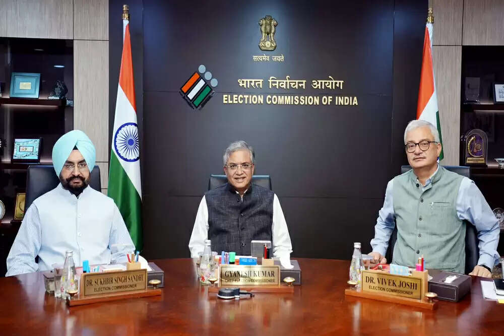 चुनाव आयोग ने राहुल गांधी के आरोपों का किया खंडन