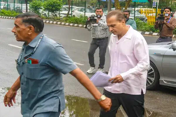 CBI की कार्रवाई: अनिल अंबानी की कंपनी RCom के अधिकारियों की गिरफ्तारी
