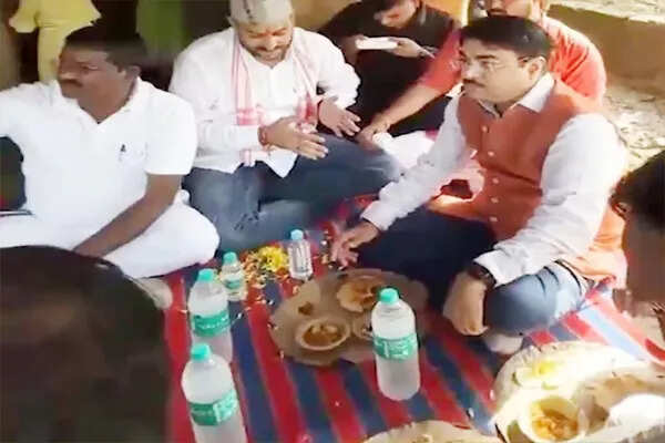 मंत्री ने दलित परिवार के साथ भोजन कर तोड़ी सामाजिक बेड़ियां