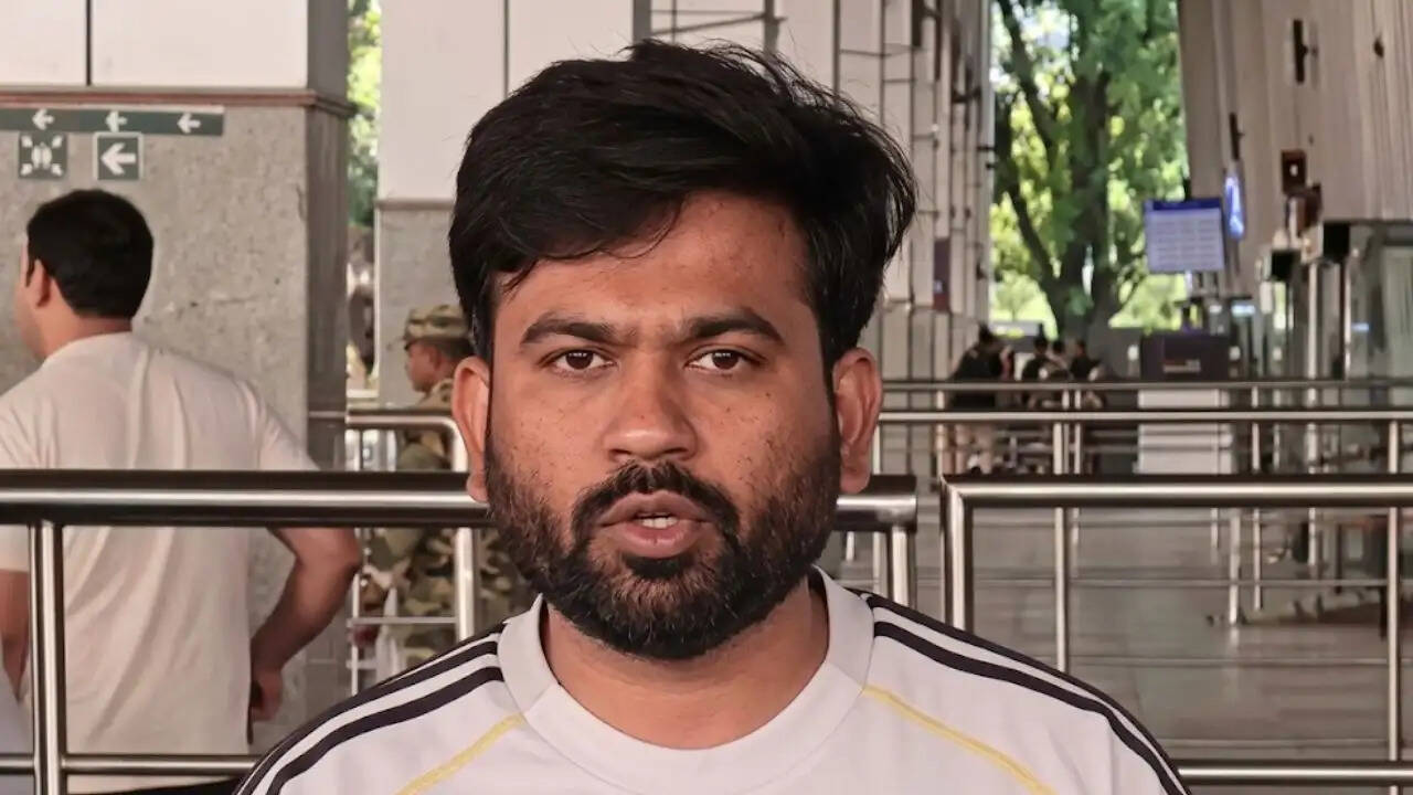 जयपुर में कॉकरोच जनता पार्टी का विरोध प्रदर्शन, अभिजीत दीपके पर हमला