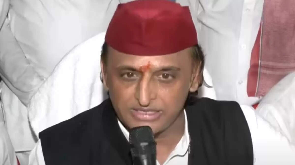 अखिलेश यादव ने आधार कार्ड मशीनों पर बीजेपी को घेरा