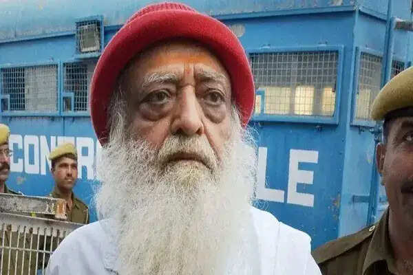 आसाराम को हाई कोर्ट से बड़ा झटका: उम्रकैद की सजा बरकरार, गैंगरेप के आरोप हटाए गए