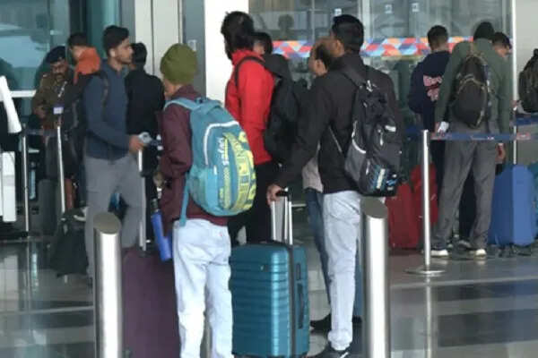 दिल्ली एयरपोर्ट पर घने कोहरे से उड़ानें प्रभावित, यात्रियों के लिए सलाह जारी