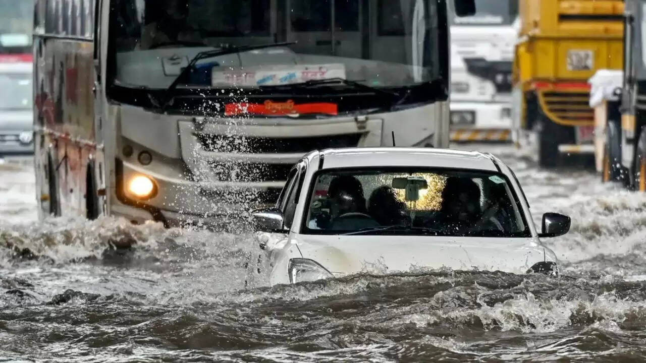मुंबई में भारी बारिश से जनजीवन प्रभावित, IMD ने जारी किया येलो अलर्ट