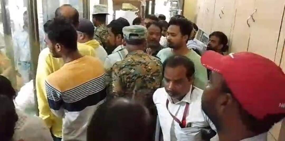जन्म प्रमाण पत्र बनवाने को लेकर महिला ने किया हंगामा