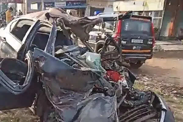 तेज रफ्तार कार का ट्रैक्टर ट्रॉली में घुसने से 4 युवकों की मौत